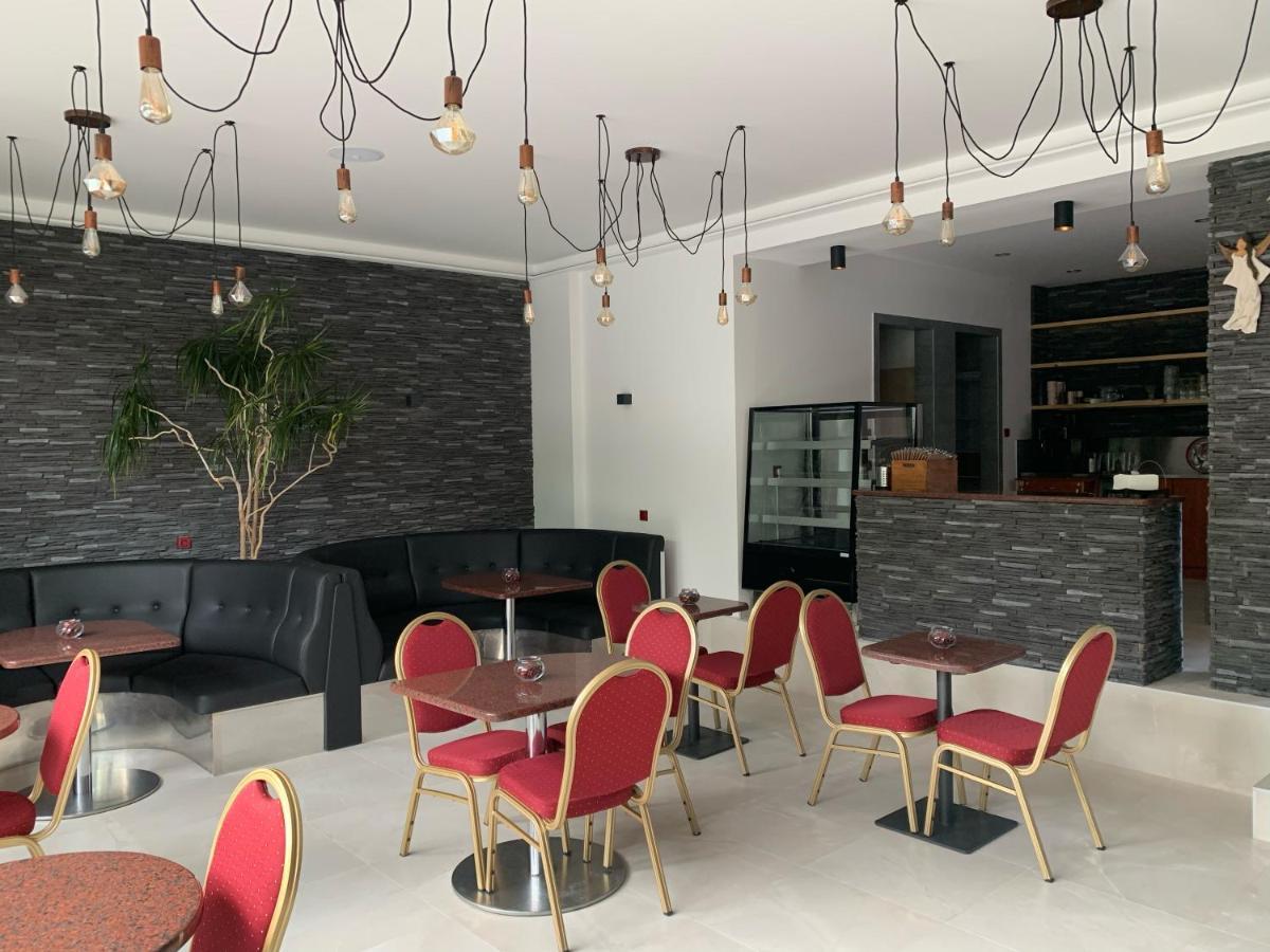 Cafe De La Creme 호텔 Kuzelov 외부 사진